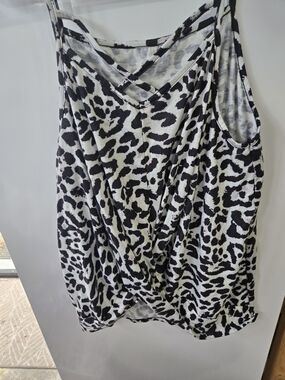 Sleeveless Black and White Leopard Print V-Neck Tank Top
